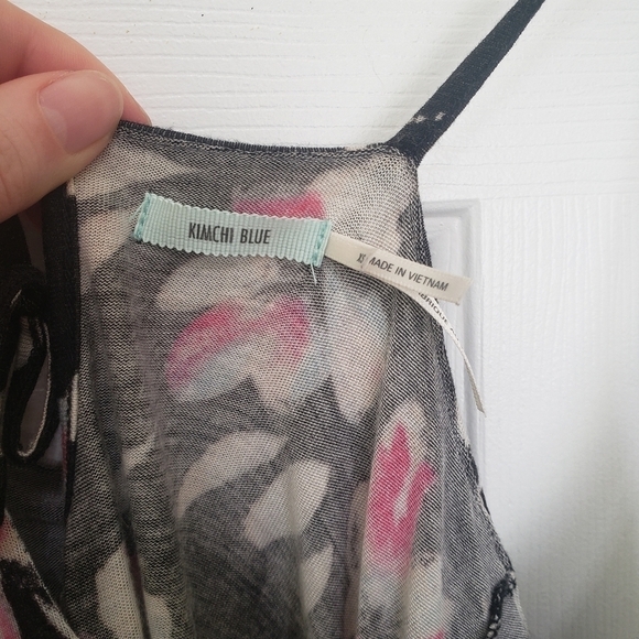 Kimchi Blue Black and Pink Floral Crop Top Size XS - Picture 4 of 5